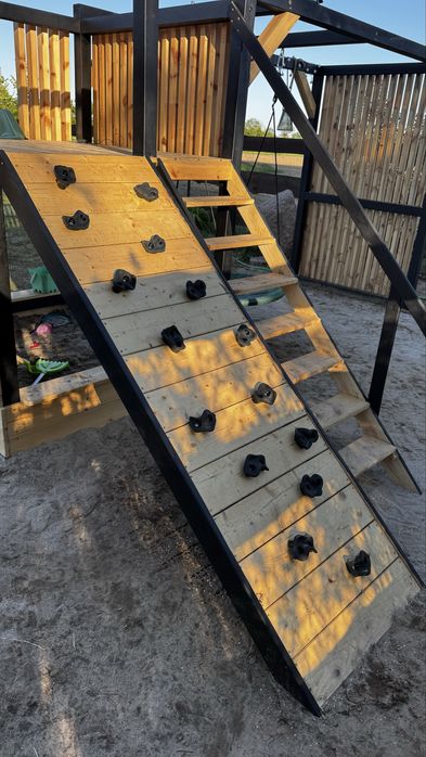 Plac zabaw wspinaczka dla dzieci zjeżdżalnia