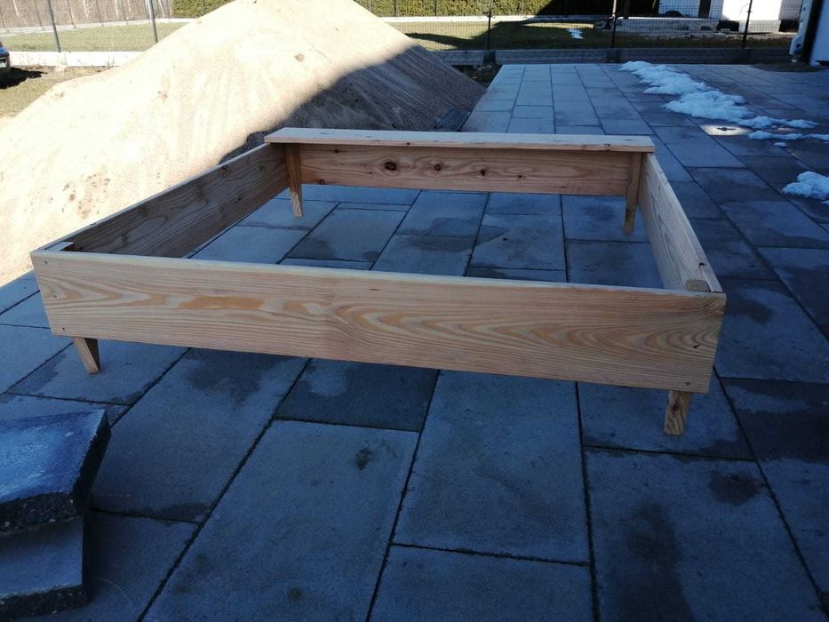 Piaskownica drewniana z ławeczką