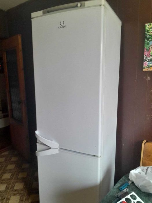 Продам холодильник б/у Indesit