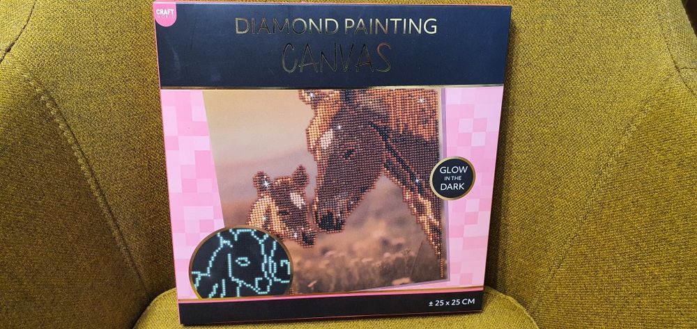 Wyklejanka djamencikami świeci w ciemności