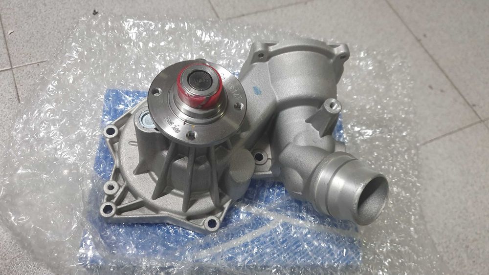 Bomba de agua bmw V8 4.4 SKF VKPC 88832
