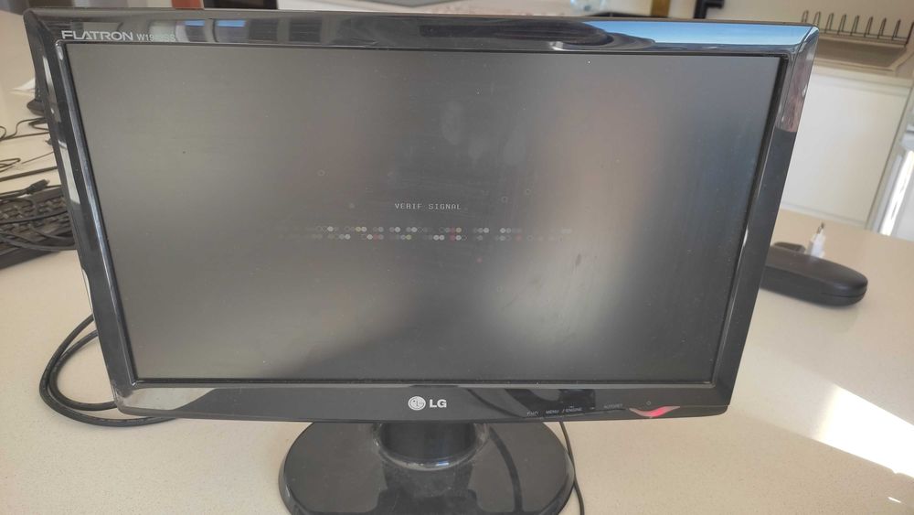 Cojunto monitor, speakers e teclado de computador