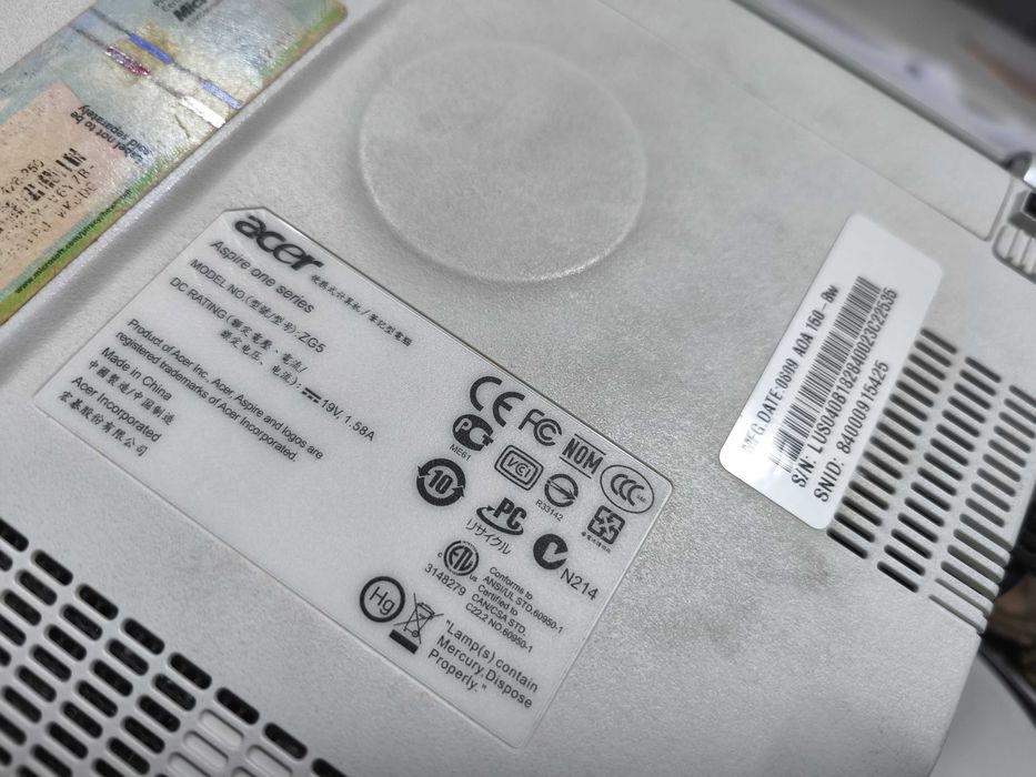 Portátil Acer Aspire One - Series Model ZG5 A FUNCIONAR c/carregador