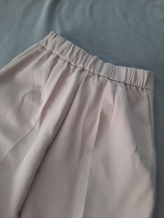 Нові брюки бежевого кольору