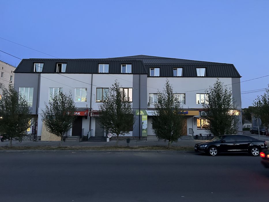 Оренда м.Ржищів-центр, 1 пов- 105м2,2 пов - 50 м2. Під торгівлю/офіс