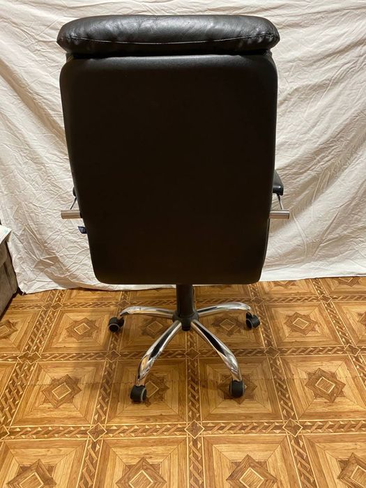 Шкіряне офісне крісло