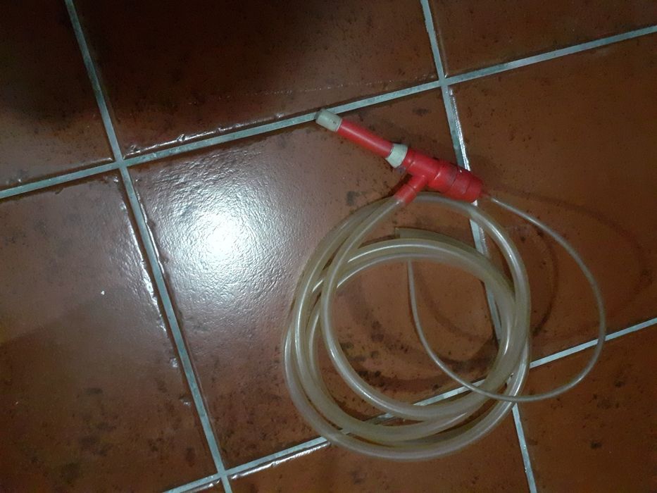 Engarrafador para garrafas com cápsulas igual a novo.