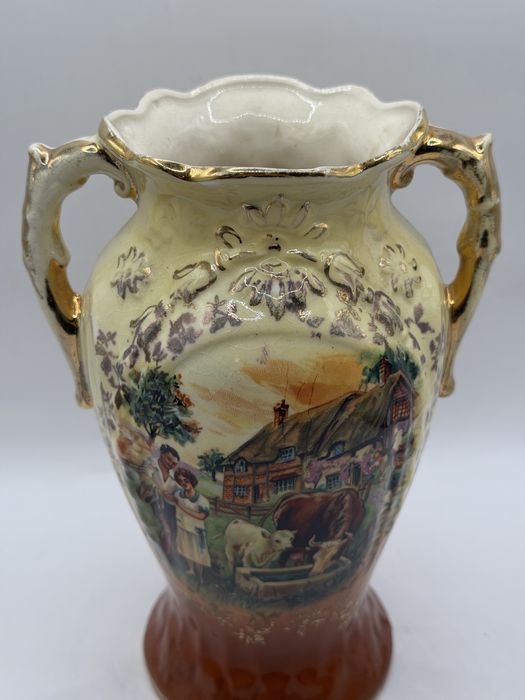 Ceramiczny wazon z dwoma uchwytami w stylu secesyjnym