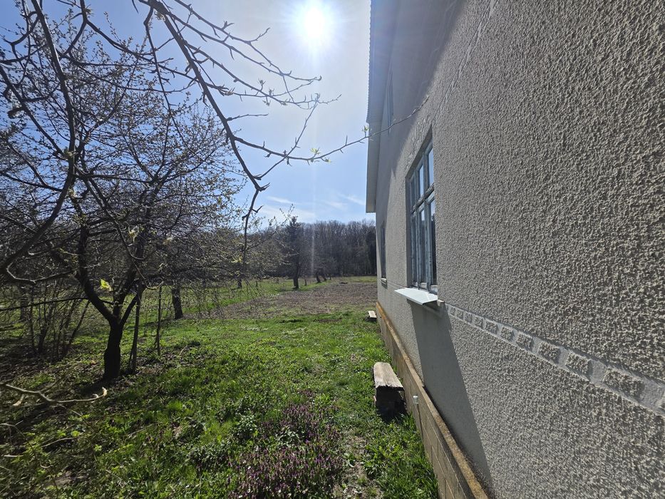 Продам будинок з ділянкою 0.5 га в с. Шутроминці Заліщицький район.  Тернопільська область