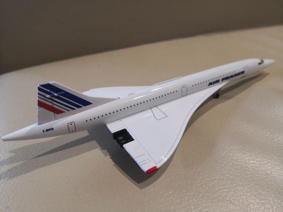 Samolot model samolotu metalowy jak Concorde ok 20cm, posiada kółka.