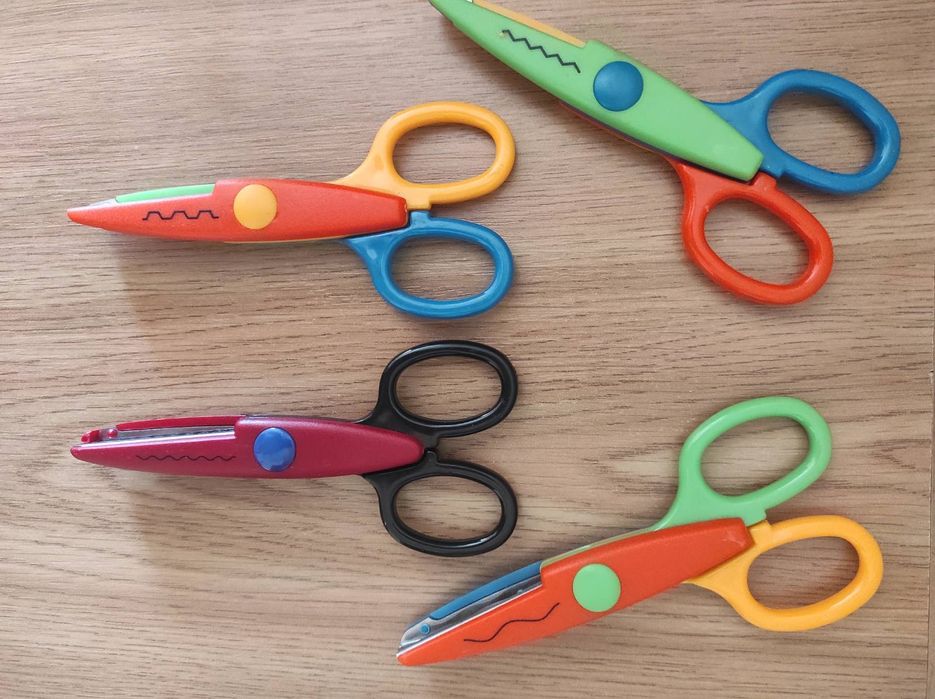 Яскраві фігурні ножиці