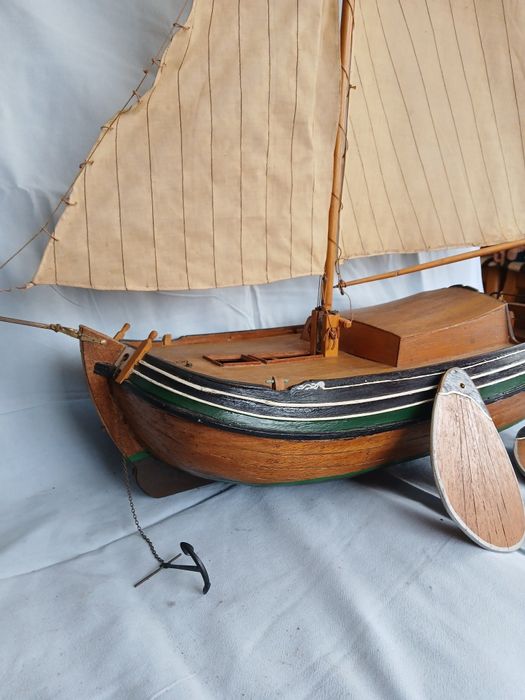 Dekoracyjny model łódki żaglowej z Holandii.