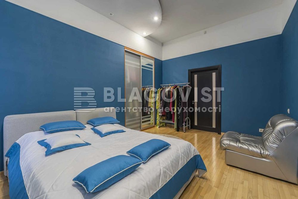 Apartment in Kyiv, Pyrohiv - More