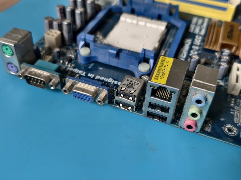 Материнська плата ASRock N68C-S UCC (Sokket AM2 / AM2+ / AM3) DDR2 / DDR3