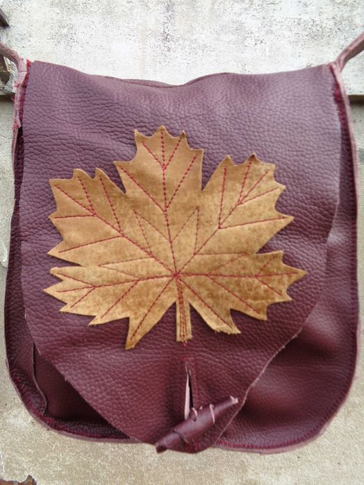 Artystyczna torebka skórzana z liściem. Handmade