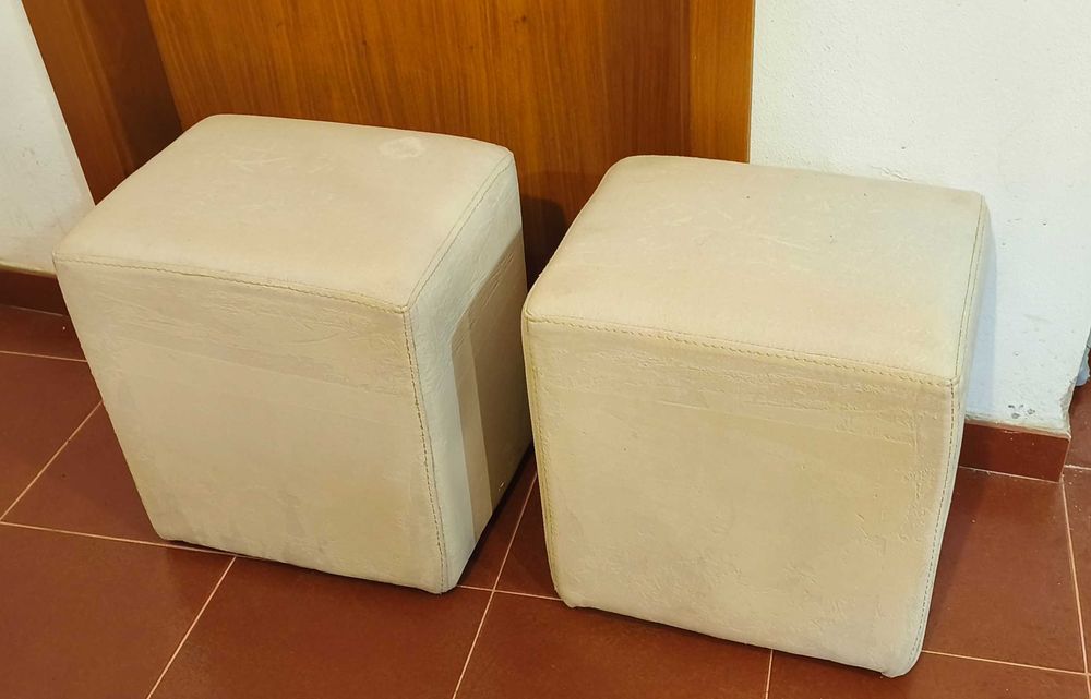Canto de sofá com 2 almofadas e 2 pufs