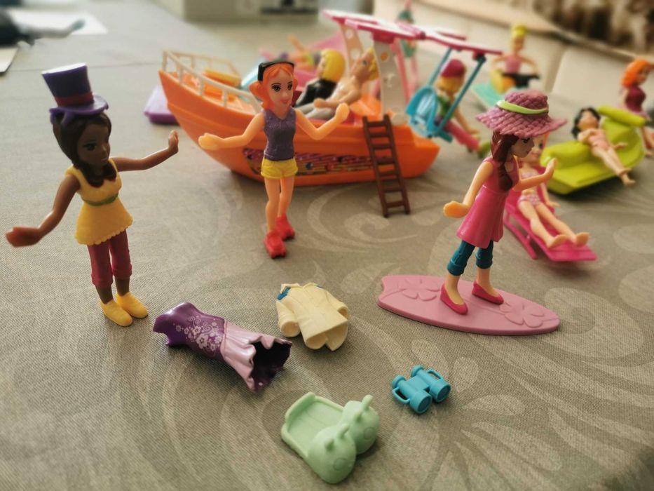 Conjunto de 13 Polly Pockets com barcos, roupas e equipamentos