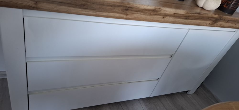 Komoda Black Red White Holten 156 cm – biały / dąb wotan / biały połysk