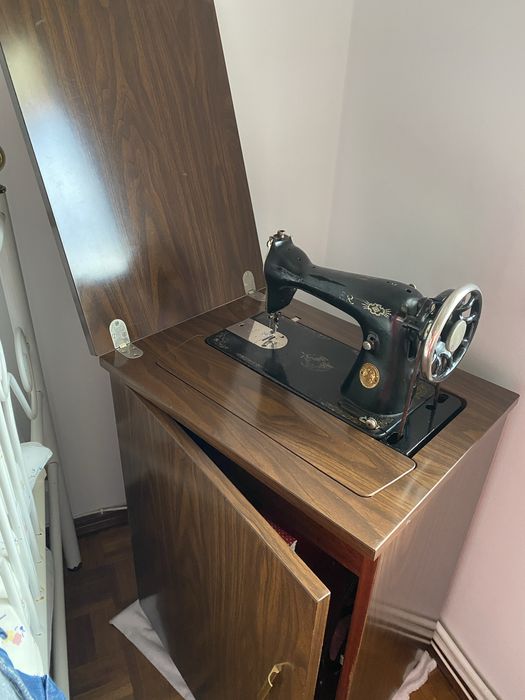 Maquina de costura  Singer com gabinete.