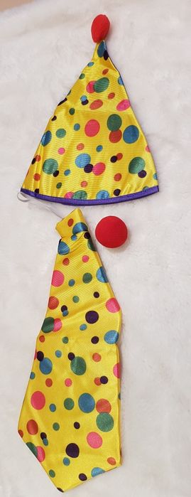 Mega gravata e chapeu de palhaço, nariz incluído. Disfarce carnaval.