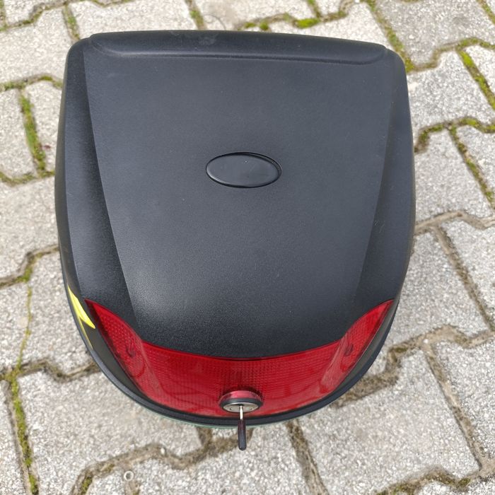 Mala para Scooter  Preto e Vermelho. Capacidade 28litros.