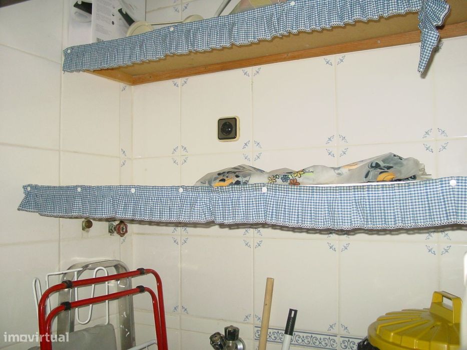 Arrenda-se T2 equipado e parcialmente mobilado na Rua do Brasil