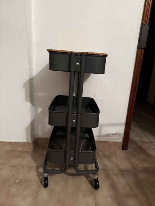 Carrinho de apoio cinza com tampa