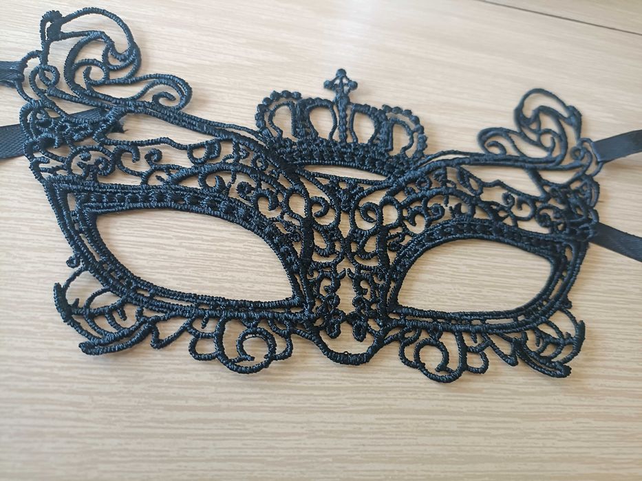 Czarna koronkowa maska karnawałowa