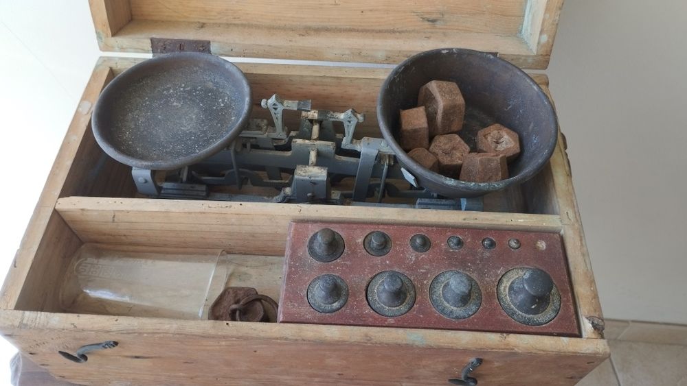 Pequena balança com pesos e outros