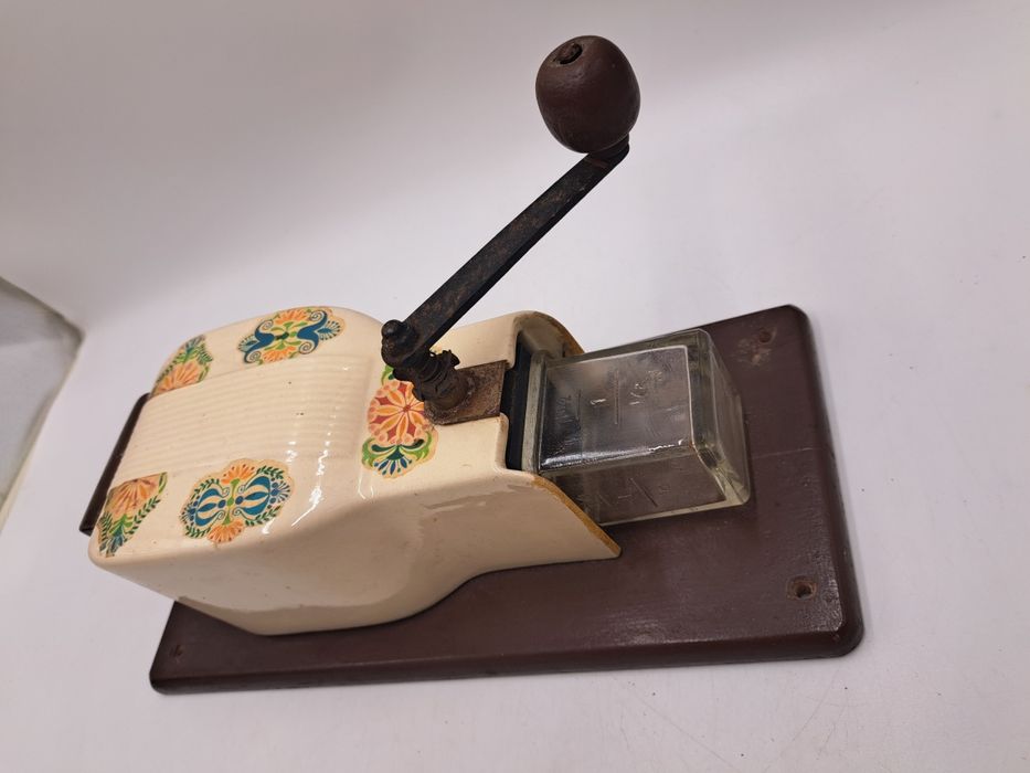 Młynek do kawy ścienny ceramiczny drewniany