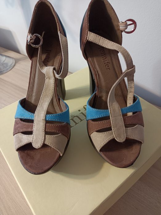 Brązowe sandały na słupku