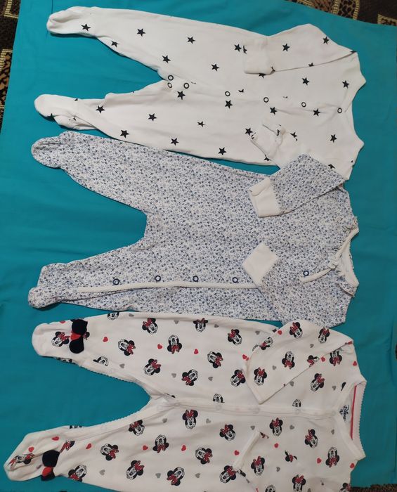 Человечки, боди, песочник, шапочки.