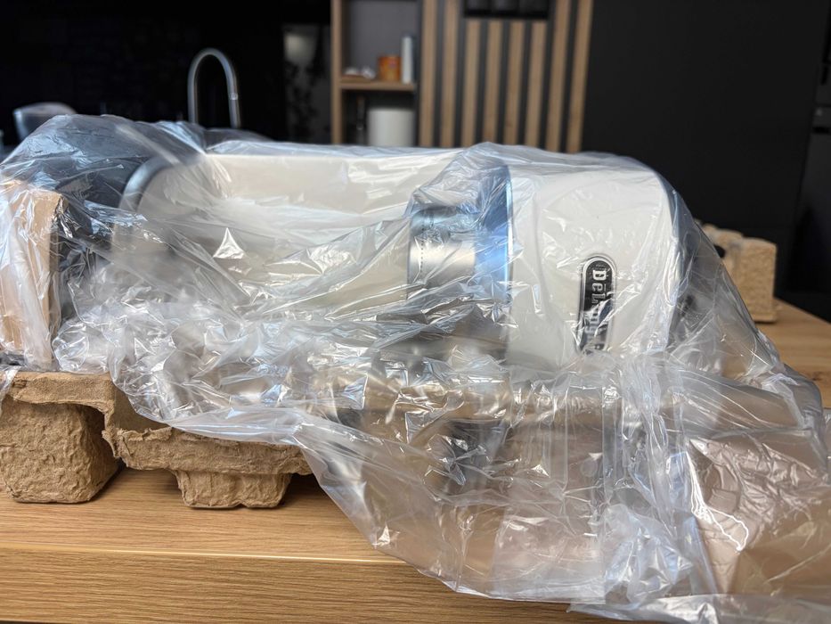 Ekspres ciśnieniowy DeLonghi Dedica EC 685.W - biały - nowy