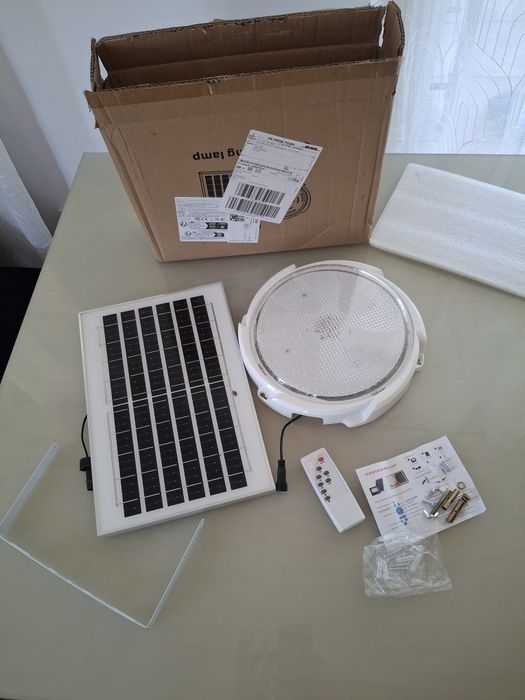 Płaska lampa solarna nowa.
