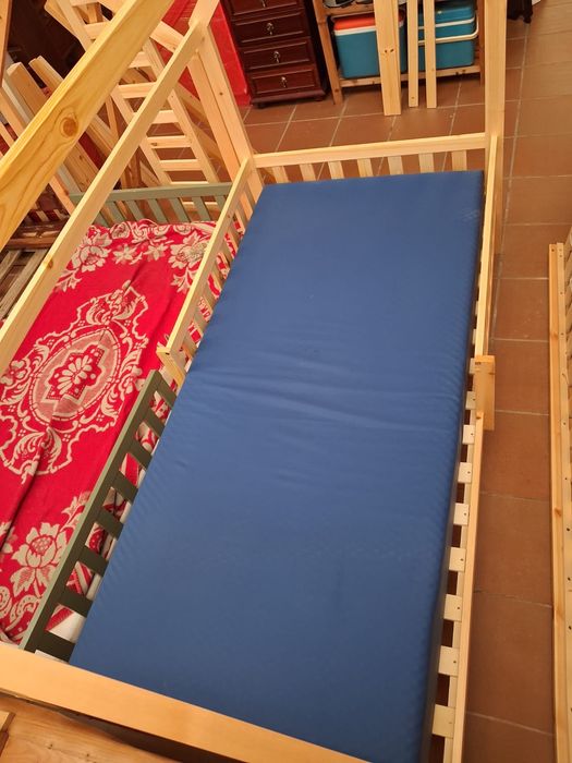 Cama de solteiro em madeira