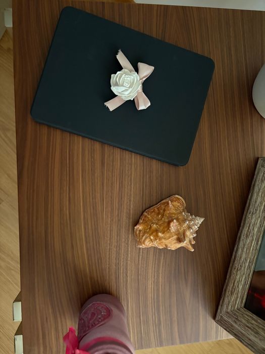 Mesa de apoio cor Nogueira com pés em inox polido