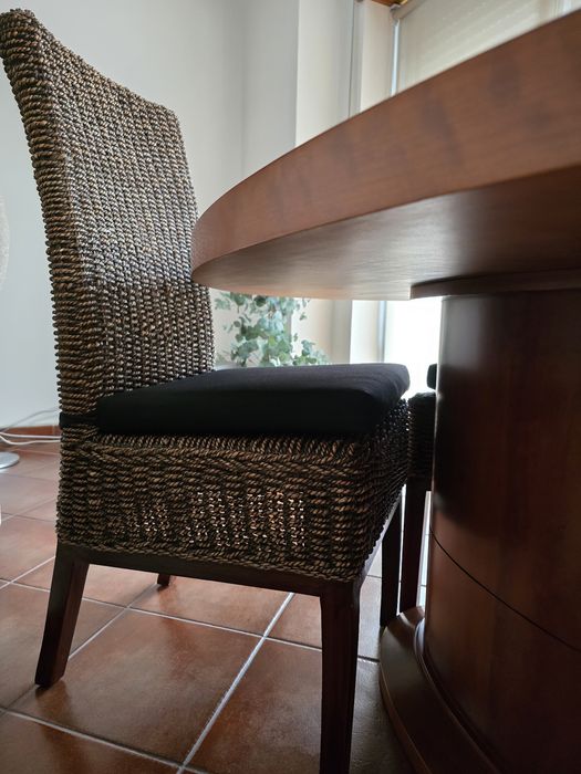 Mesa oval de jantar de madeira maciça Nogueira  (não extensível) e 4 cadeiras rattan resistente.
