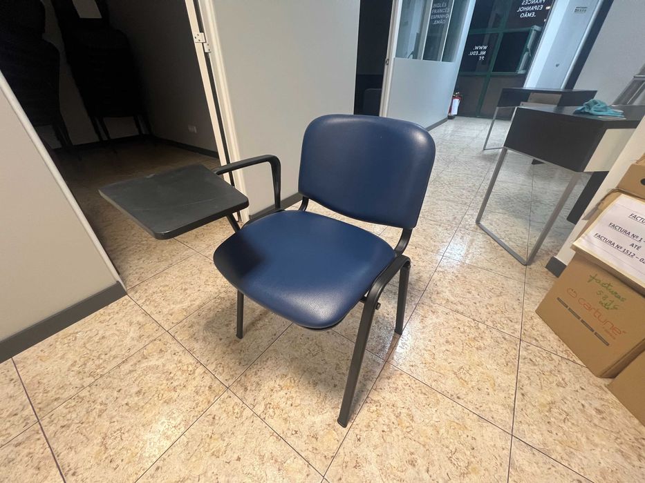 Cadeiras com palmatória em excelente condição.