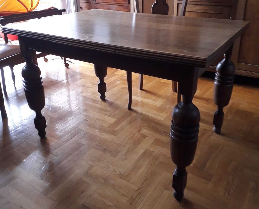 Stol dębowy po renowacji z rozkładanymi bokami.