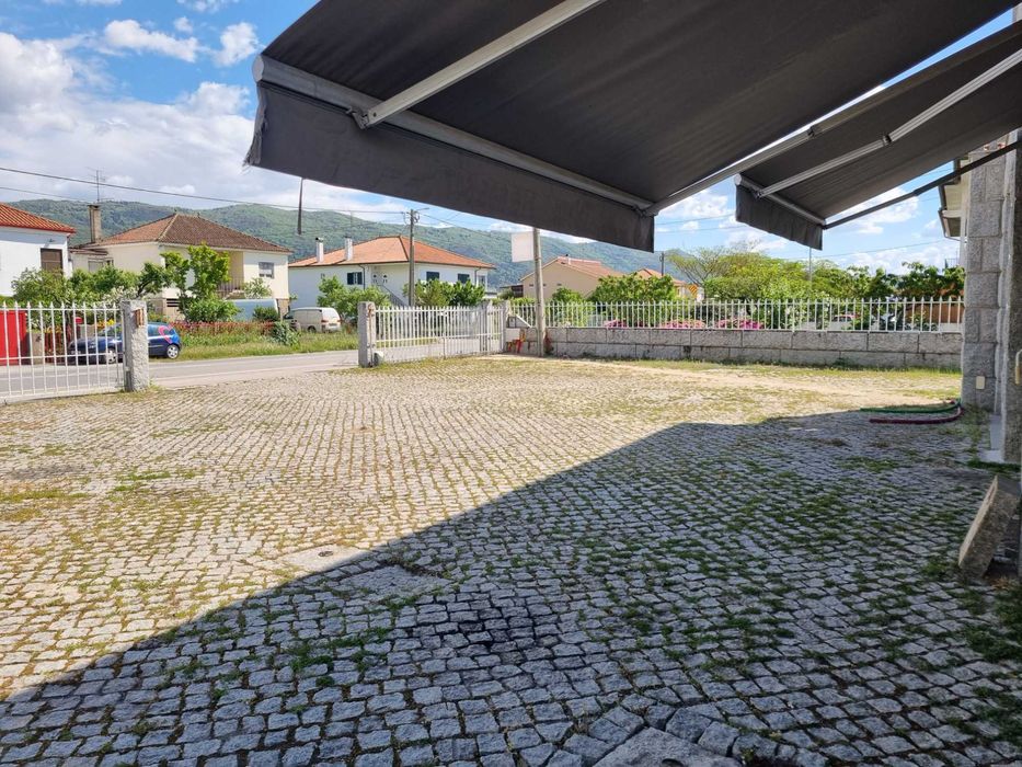 Loja e armazém com logradouro