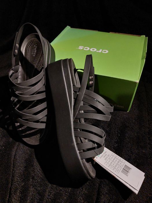 CROCS Brooklyn Strappy sandały na platformie 37 38 W7 czarne black NEW
