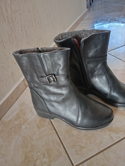 Nowe skórzane botki ocieplane.