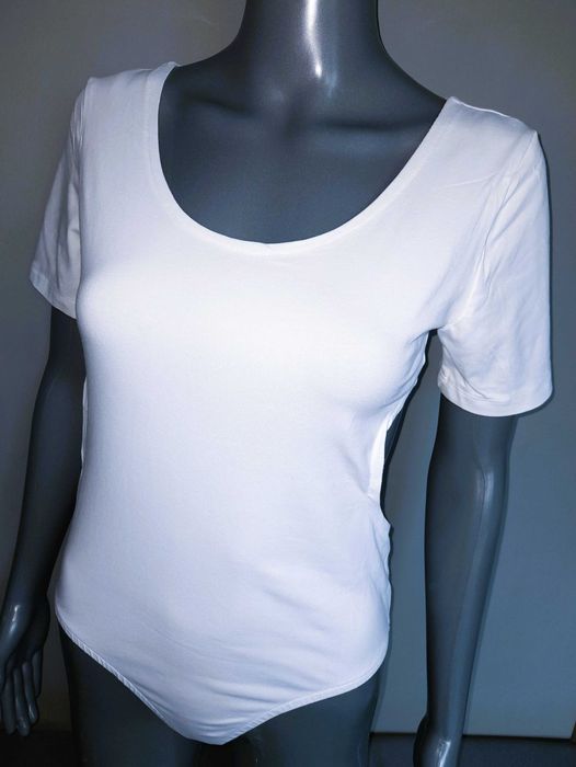 Białe body basic wycięte plecy