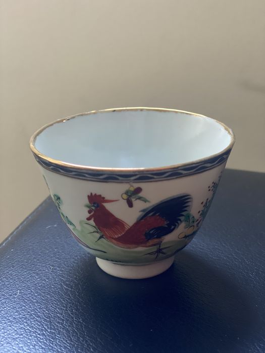 Taça decorativa com galo em porcelana