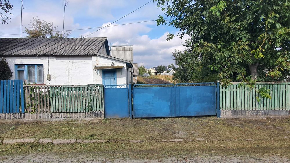 Продам пів будинку з окремим входом в с.Трушки