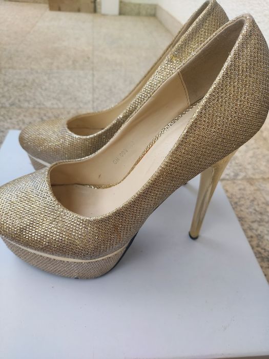 Sapatos dourados de senhora da S. Fashion