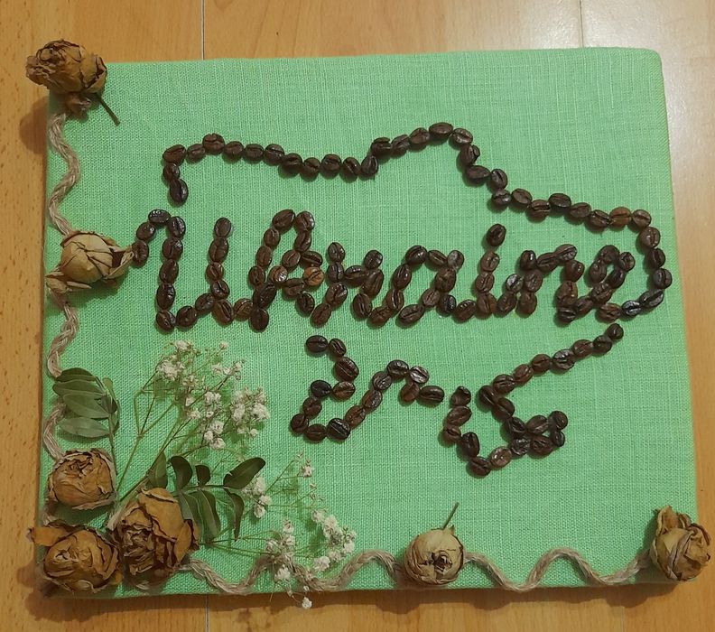 Картина з кави і квітів