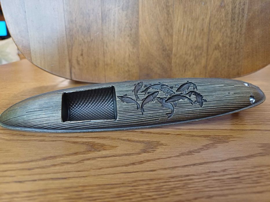 Śliczna duża łódz rybacka z wędkarzem i rybami