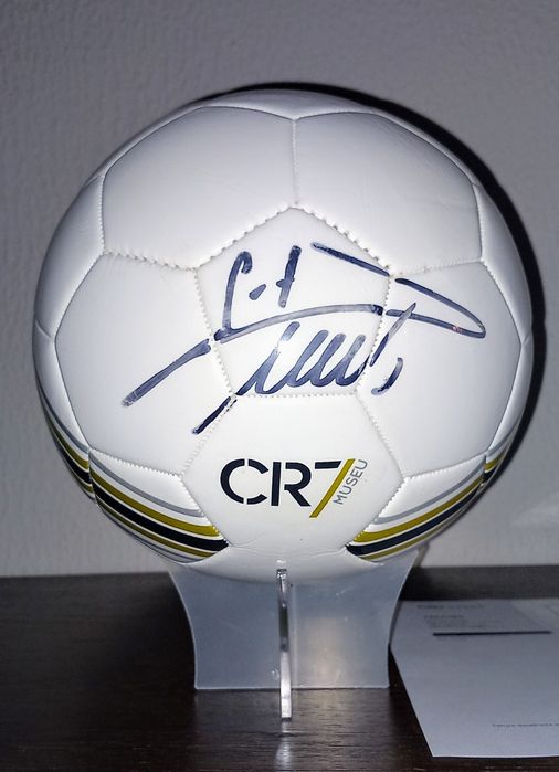 Bola autografada por Cristiano Ronaldo.