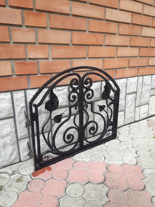 Ковані камінні дверцята